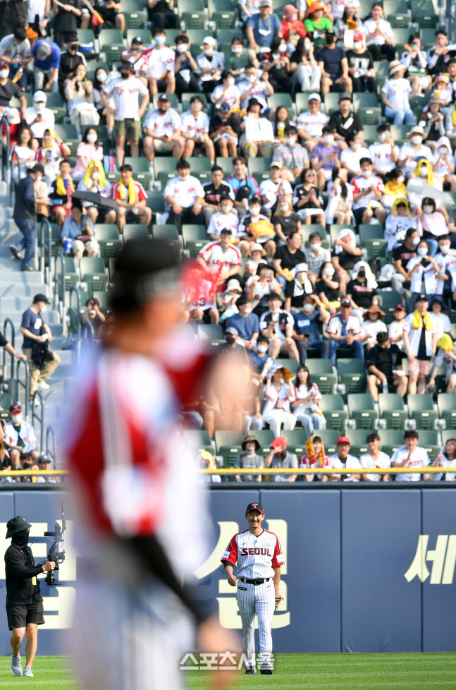 '류지현 감독의 교체부름에 응하는' 은퇴식 박용택[포토]