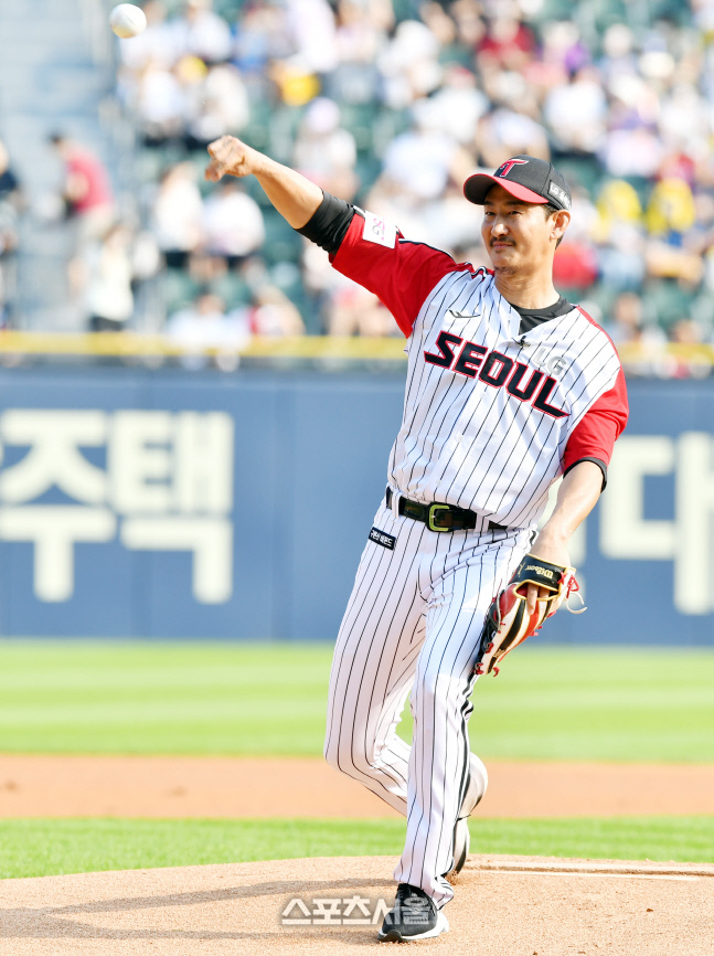 2년만에 열린 박용택 은퇴식, 시구하며 마무리[포토]