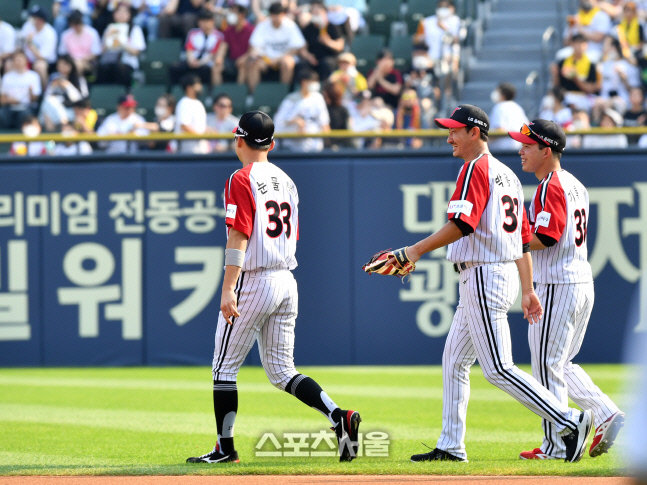2년만에 열린 박용택 은퇴식,외야수들과 함게 외야로[포토]