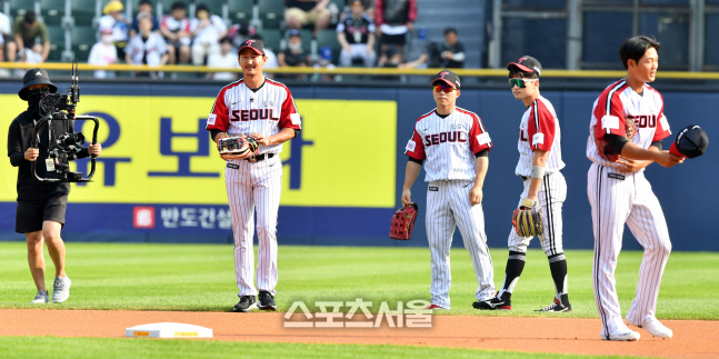 2년만에 열린 박용택 은퇴식, 시구위해 마운드로[포토]