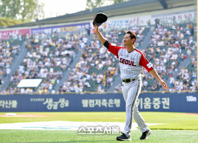 '그라운드 나서는 박용택' 2년만에 열린 은퇴식[포토]