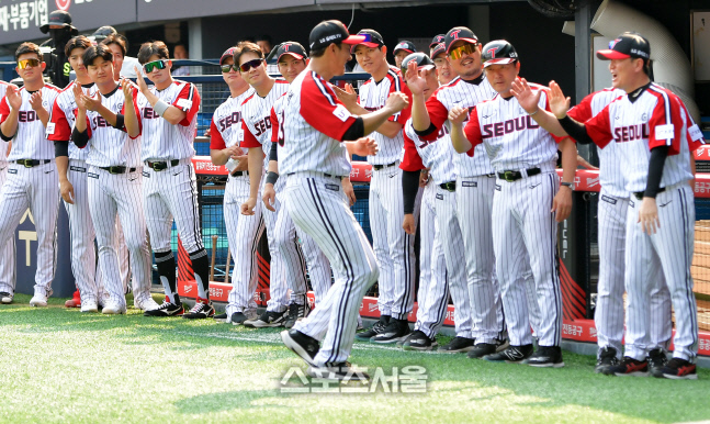 2년만에 열린 박용택 은퇴식,선수들과도 하이파이브 나누며[포토]