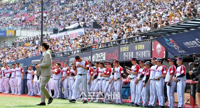 '북받쳐오르는 감정 숨기며' 2년만에 열린 박용택 은퇴식[포토]