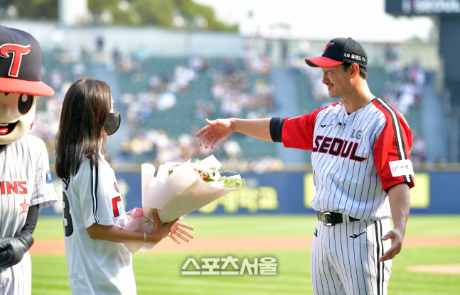 '아내 한진영씨와 포옹하며 뭉클' 2년만에 열린 박용택 은퇴식[포토]