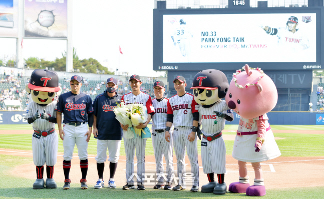 '양팀 감독 축하받는' 2년만에 열린 박용택 은퇴식[포토]
