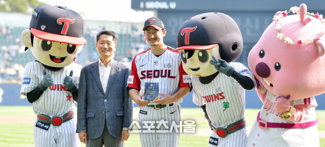 '감사패 받는 박용택' 2년만에 열린 박용택 은퇴식[포토]