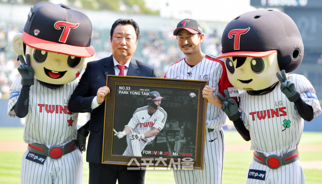 '기념액자 선물받은 박용택' 2년만에 열린 박용택 은퇴식[포토]