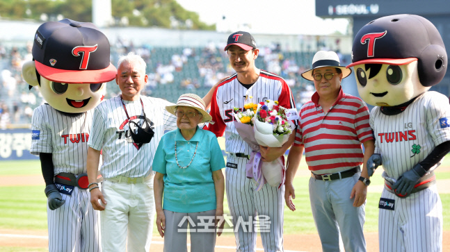 '열성팬 목동할머니 축하받으며' 2년만에 열린 박용택 은퇴식[포토]