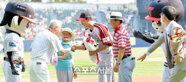 '열성팬 목동할머니 축하받으며' 2년만에 열린 박용택 은퇴식[포토]
