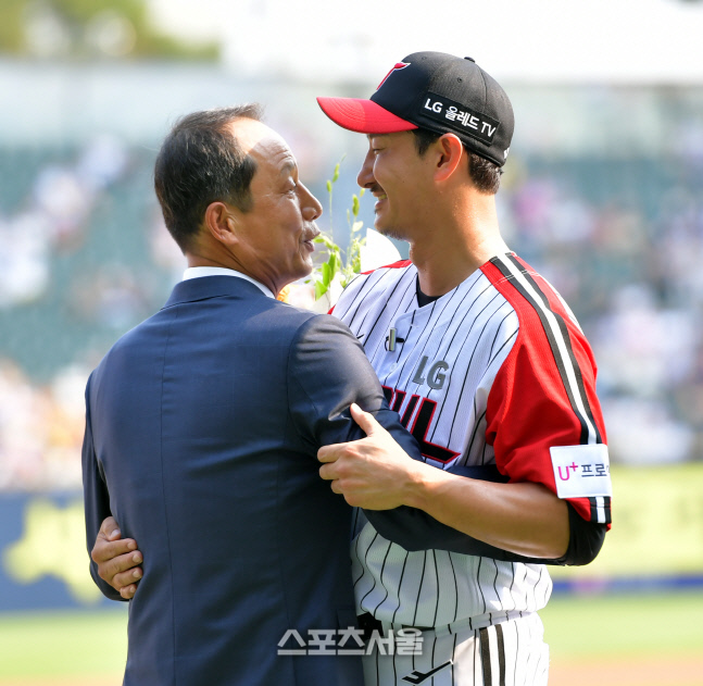 '타격스승 김용달 코치 축하받으며' 2년만에 열린 박용택 은퇴식[포