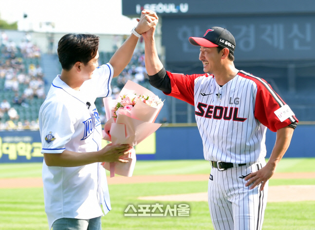 '심수창 축하받으며' 2년만에 열린 박용택 은퇴식[포토]