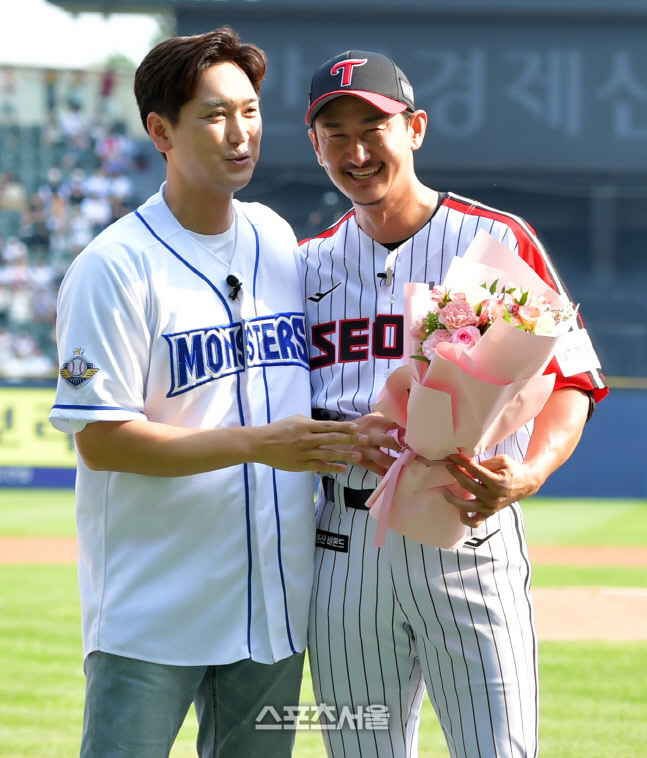 '심수창 축하받으며' 2년만에 열린 박용택 은퇴식[포토]