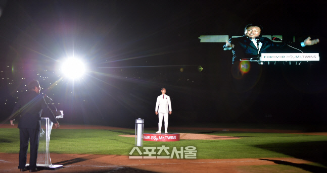 '영구결번 선언 차명석 단장' 박용택 배번33번 영구결번식[포토]