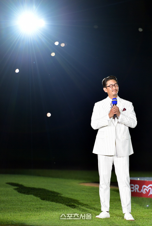 '아내 얘기하며 눈물샘 터진'  박용택 배번33번 영구결번식[포토]