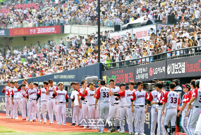 2년만에 열린 박용택 은퇴식,선수들과 하이파이브 나누며 등장[포토]