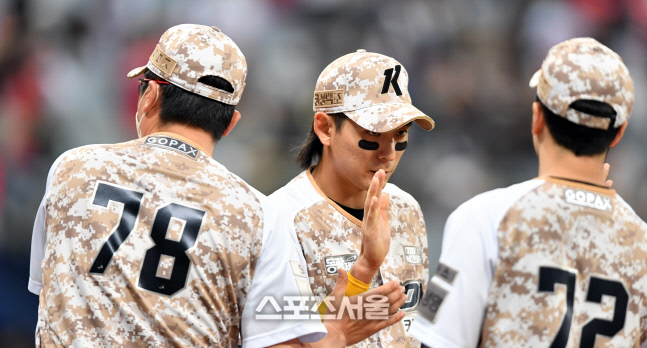 홍원기 감독과 하이파이브, 이정후[포토]