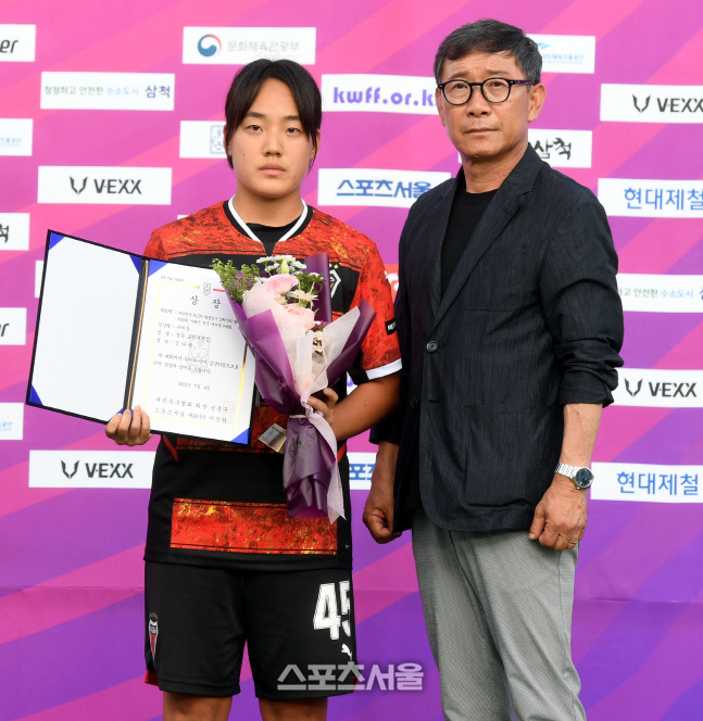 [포토] 포항여전고 신다혜, 여왕기 수비상 수상