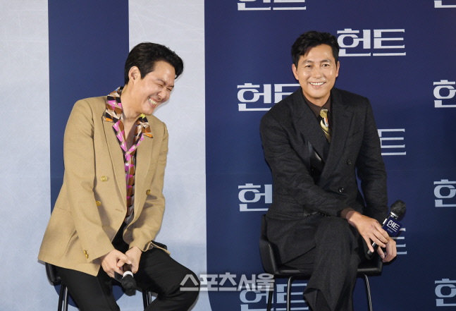 [포토]정우성 이야기에 웃음 터진 이정재