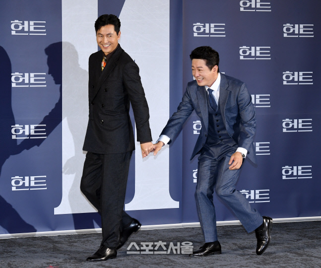 [포토]정우성, 허성태 손 잡고...