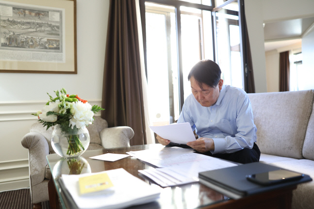 현지 숙소에서 자료 검토하는 윤석열 대통령