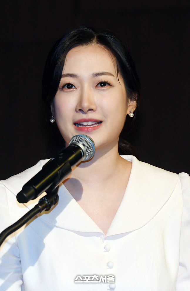 [포토]우주소녀 기자간담회 진행하는 김민정 아나운서