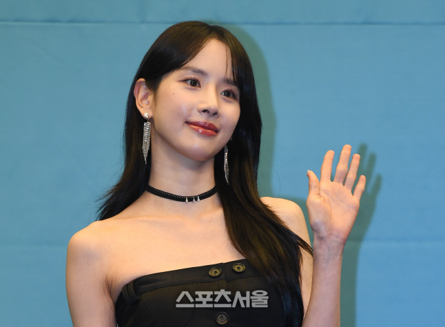 [포토]손인사 건네는 우주소녀 설아