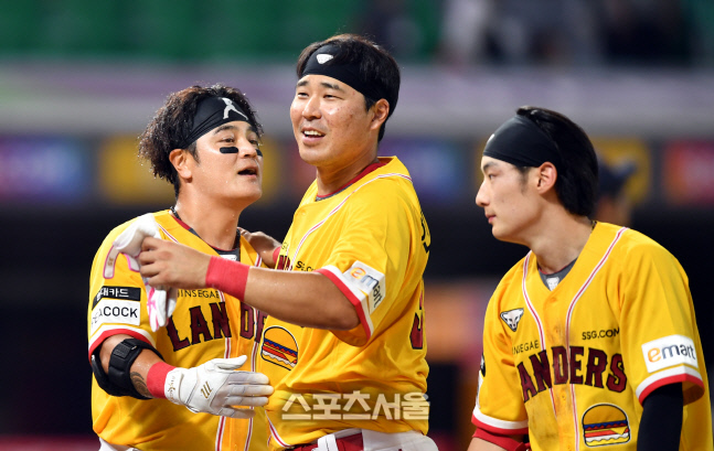 '주장 안아주기' 9회말 2사 끝내기홈런 추신수[포토]