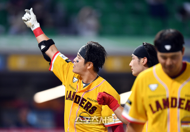'아내에게 보내는 하트' 9회말 2사 끝내기홈런 추신수[포토]