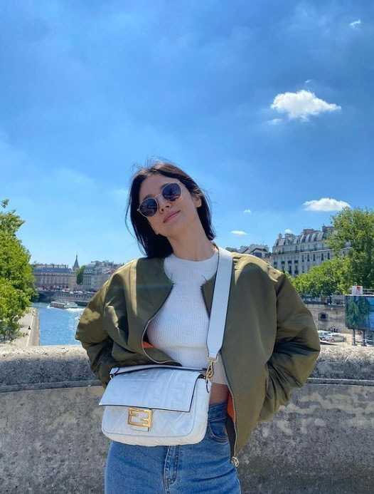 "남다른 비율" 송혜교, 드레스 대신 흰티+청바지에도 완벽 미인[★SNS]