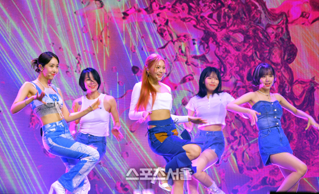 시원한 무대 선보이는 비비즈(VIVIZ) [포토]