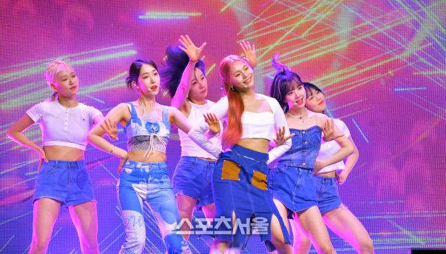 시원한 무대 선보이는 비비즈(VIVIZ) [포토]