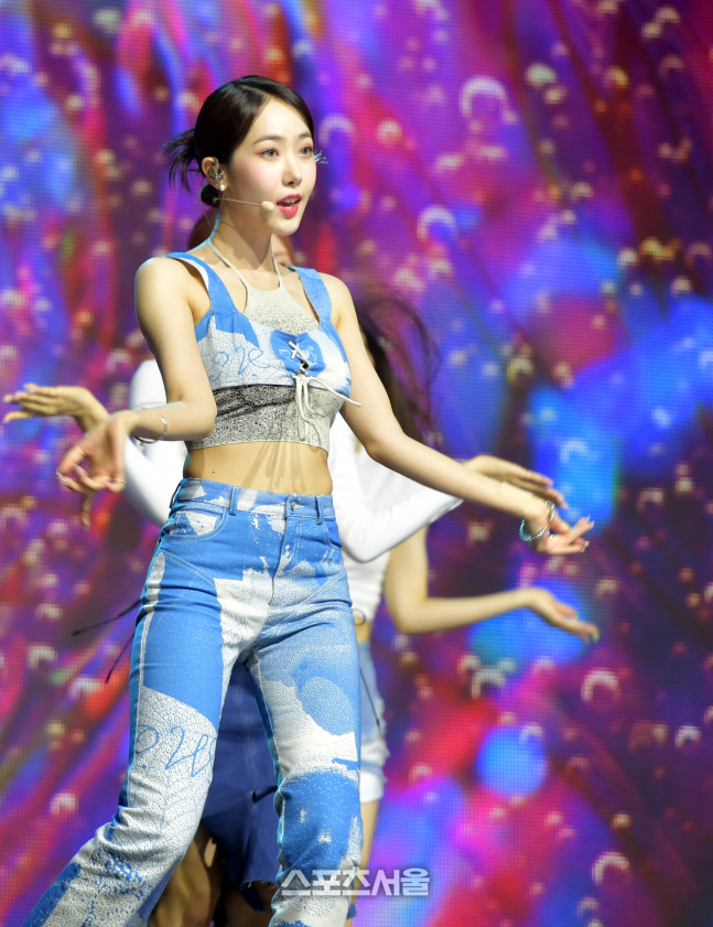 'LOVEADE" 비비즈(VIVIZ) 솔로무대 신비 [포토]