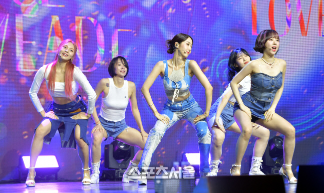 중독성있는 'LOVEADE" 선보이는 비비즈(VIVIZ) [포토]