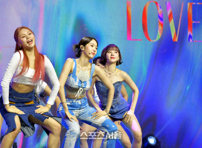 중독성있는 'LOVEADE" 선보이는 비비즈(VIVIZ) [포토]