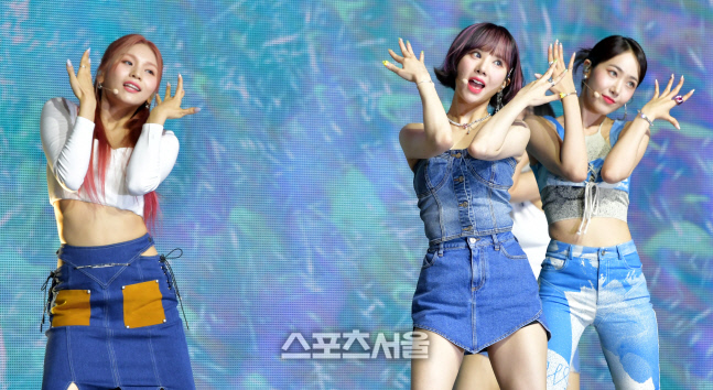 중독성있는 'LOVEADE" 선보이는 비비즈(VIVIZ) [포토]