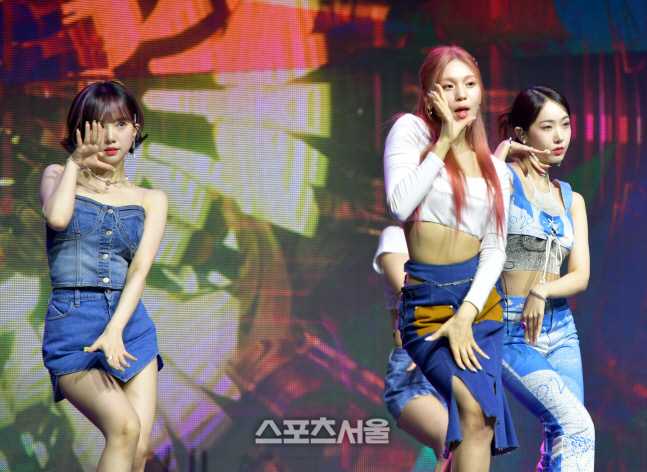 'LOVE LOVE LOVE" 공연펼치는 비비즈(VIVIZ) [포토]