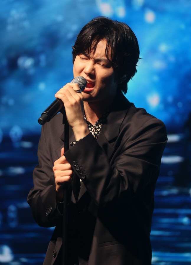 \'모두 다 사랑하리\' 열창하는 수호