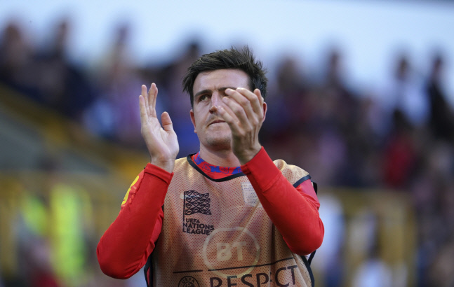 연봉 삭감 우회적 불만? 매과이어, 이적 요청한 호날두 기사에 '좋아요'