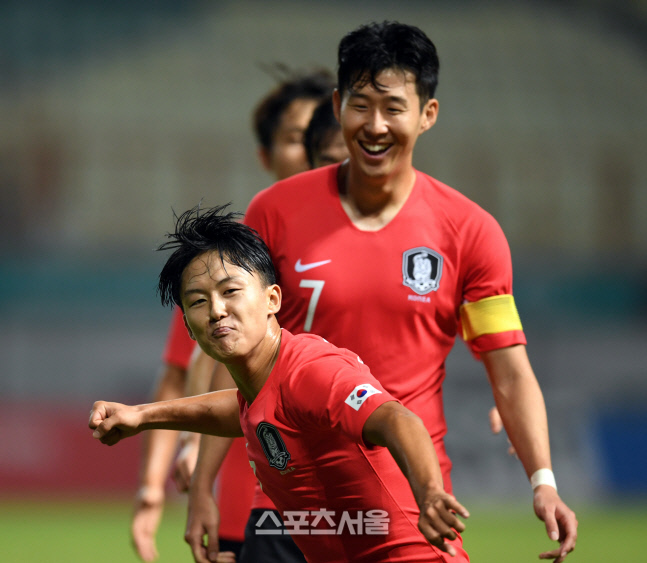 [포토] 골 이승우, 손흥민 앞에서 어퍼컷 세리머니