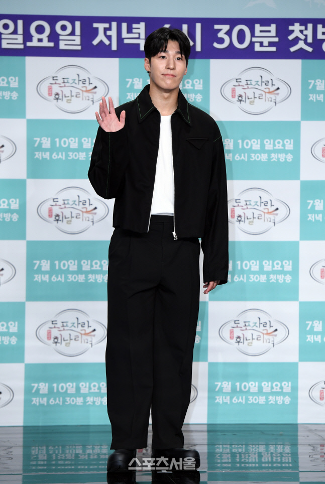 [포토]황대헌, '도포자락 휘날리며'로 인사드려요!