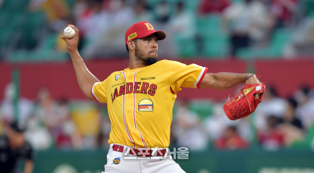 롯데전 역투펼치는 폰트 [포토]