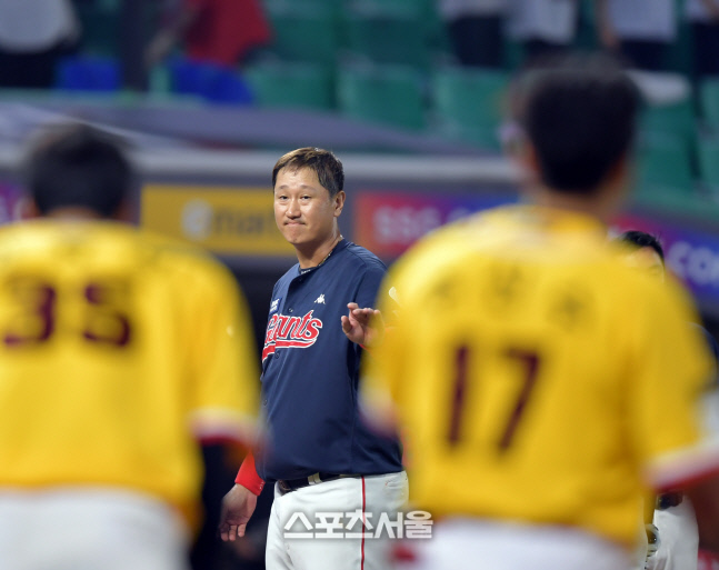 '친구야 또 보자^^' 추신수 향한 이대호[포토]