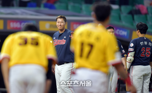 '친구야 또 보자^^' 추신수 향한 이대호[포토]