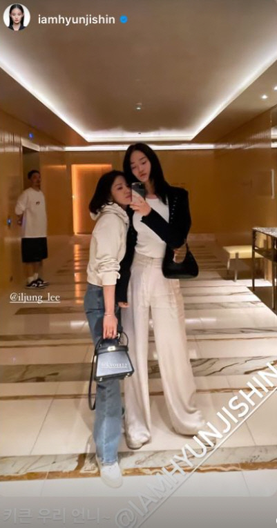 송혜교, 15살 어린 신현지 품에 쏘옥 "키 큰 우리 언니~"[★SNS]