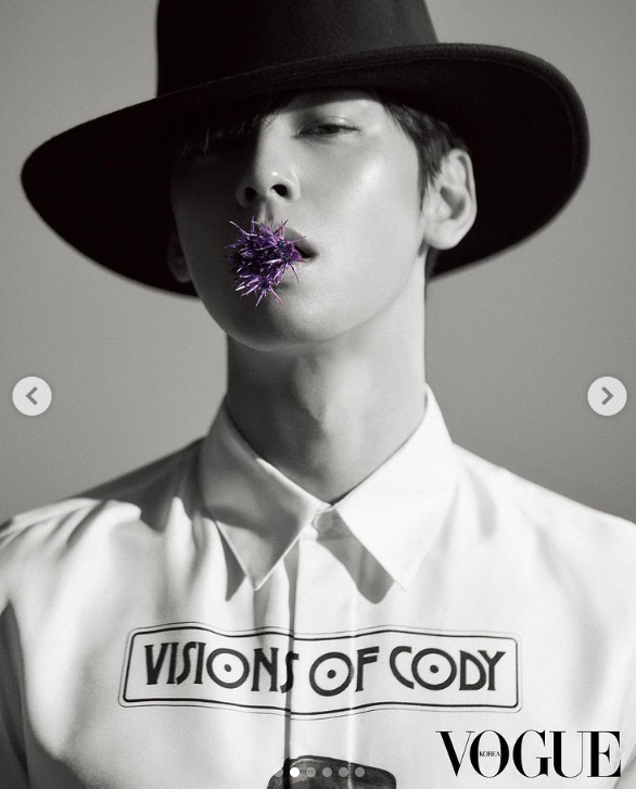 '상탈' 차은우의 치명적 유혹, 보랏빛 테슬 물고 그윽한 눈길[★화보]