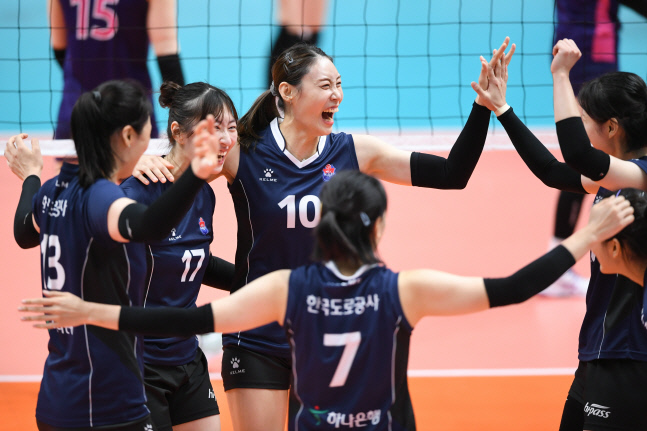 GS·도로공사 '절친 맞대결'…'꿀잼' 랠리에 터져나온 환호성[SS현장]