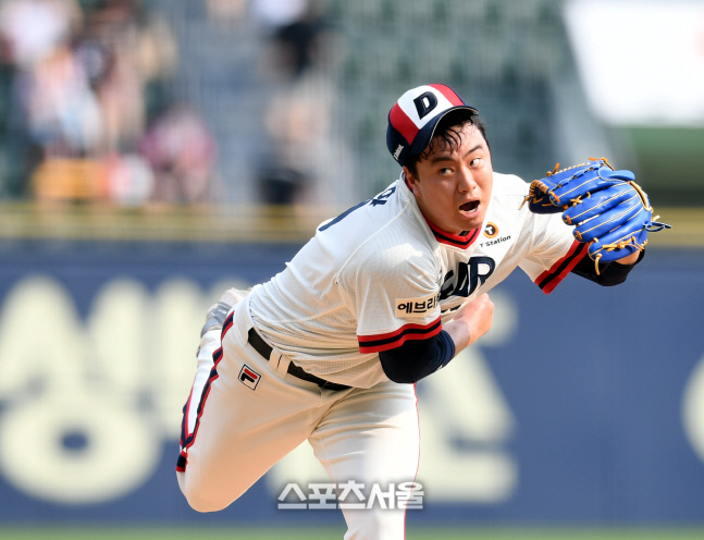 [포토] 이영하 '모자 벗겨지도록 힘차게'