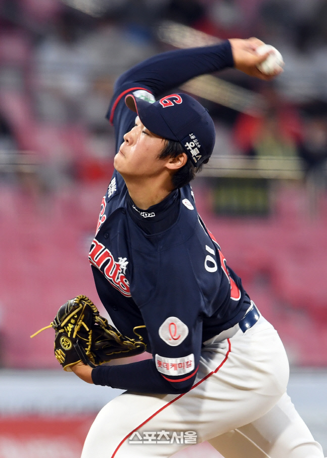 [포토]KBO리그 첫 등판한 롯데 이민석