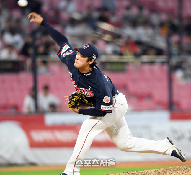 [포토]롯데 이민석, KT전 8회말 등판하며 KBO리그 데뷔