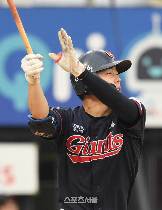 [포토]롯데 고승민, 또 넘어간다!